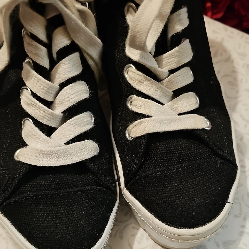 Madden Girl Black High-Top Sneakers with White Laces Size 3 Great Condition